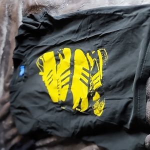 Mens size large Adidas black T shirt in EUC.